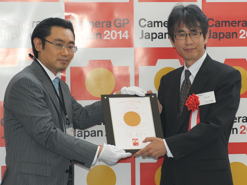 オリンパスイメージング 開発本部 本部長の杉田幸彦氏（右）