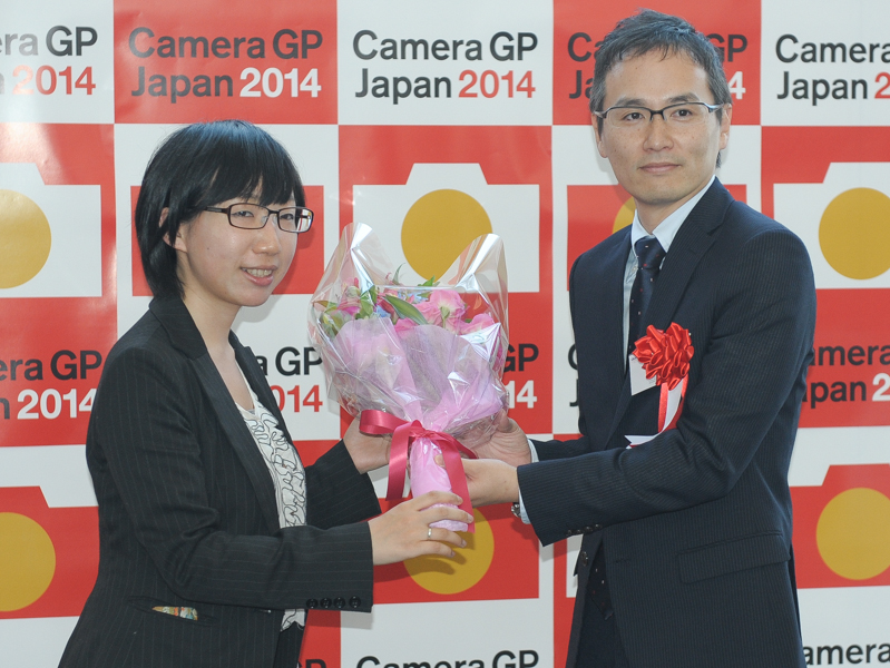 オリンパスイメージング 商品戦略部 商品企画第1グループ グループリーダーの城田英二氏（右）