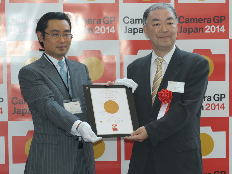 リコーイメージング 代表取締役社長の赤羽昇氏（右）