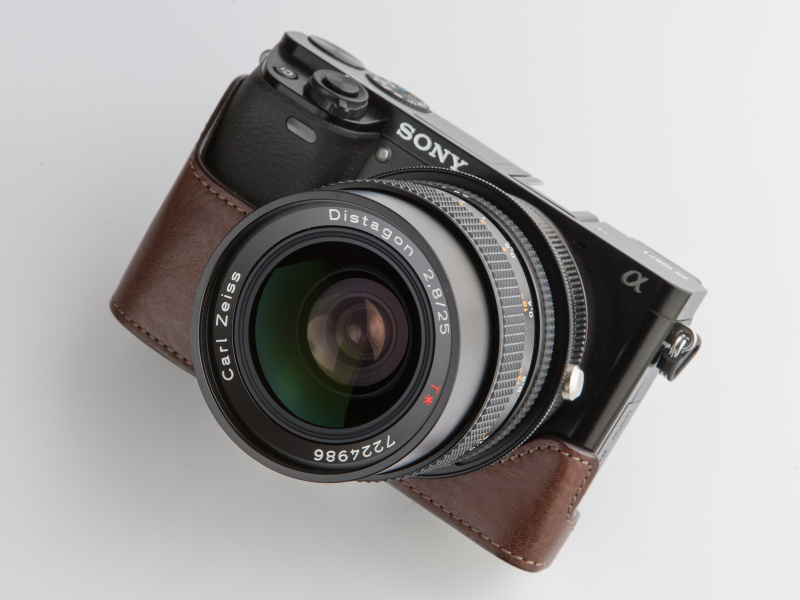 ボディの下半分を覆うデザインを採用。ボトムケースといった雰囲気のケースだ