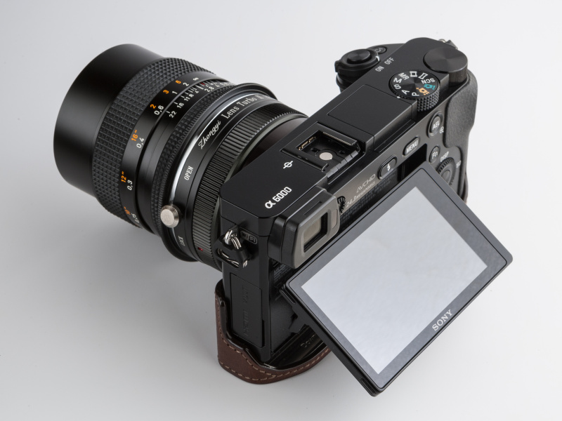 背面は大きく開き、液晶モニターのチルトやボタン操作を妨げない設計になっている