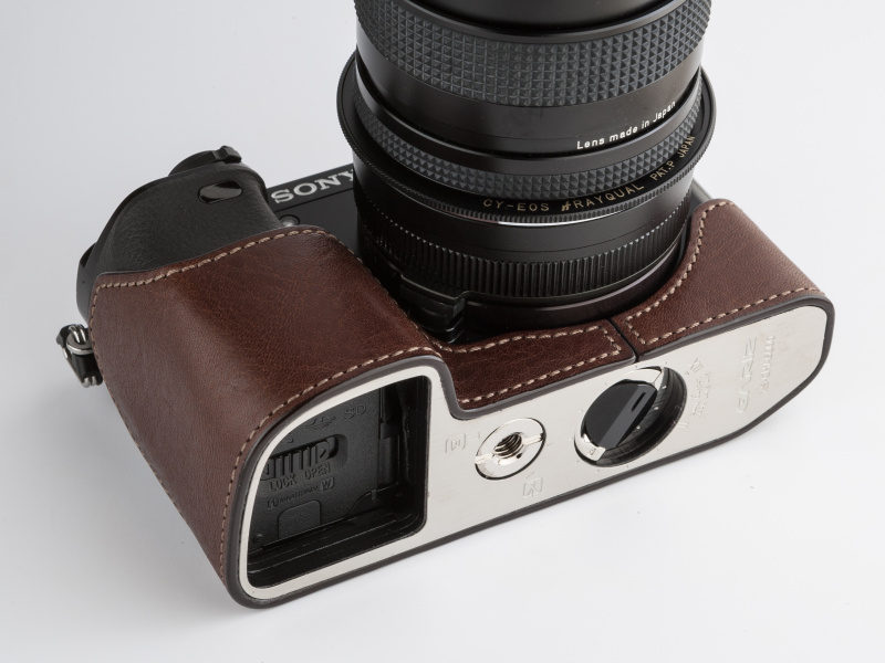 底面のプレートに大きな穴を空け、バッテリーやメモリカードにすばやくアクセスできる