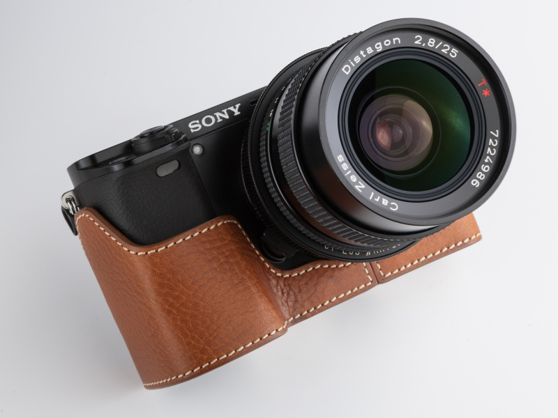 カラバリはブラウン、キャメル、レッド、ブラックの全4色展開。写真はキャメルだ