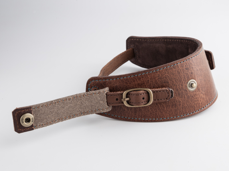 金具による長さ調整が可能。金具はレザーで覆われボディと干渉しない設計だ