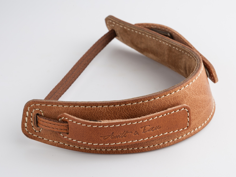 やや細身のカシェ・モンキーバナーヌ ハンドストラップもラインアップしている