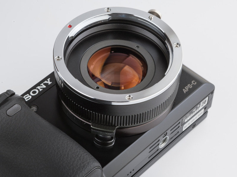 アダプターの下段を回転してボディマウントに固定する。ユニークな構造だ