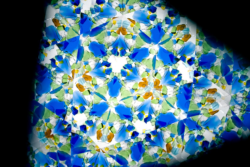 レンズと万華鏡のサイズが合っていないとこんなふうにケラレてしまう。なるべく前玉の大きなレンズを使えれば良いのだが、そうすると巨大な万華鏡を作らなければならないということだ。ニコンD200、SIGMA 28mm F1.8 EX DG ASPHERICAL MACRO