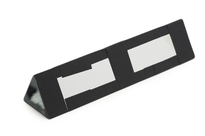 53×226mmの表面反射鏡を組み合わせテープで張り付けただけのもの。これで万華鏡になる