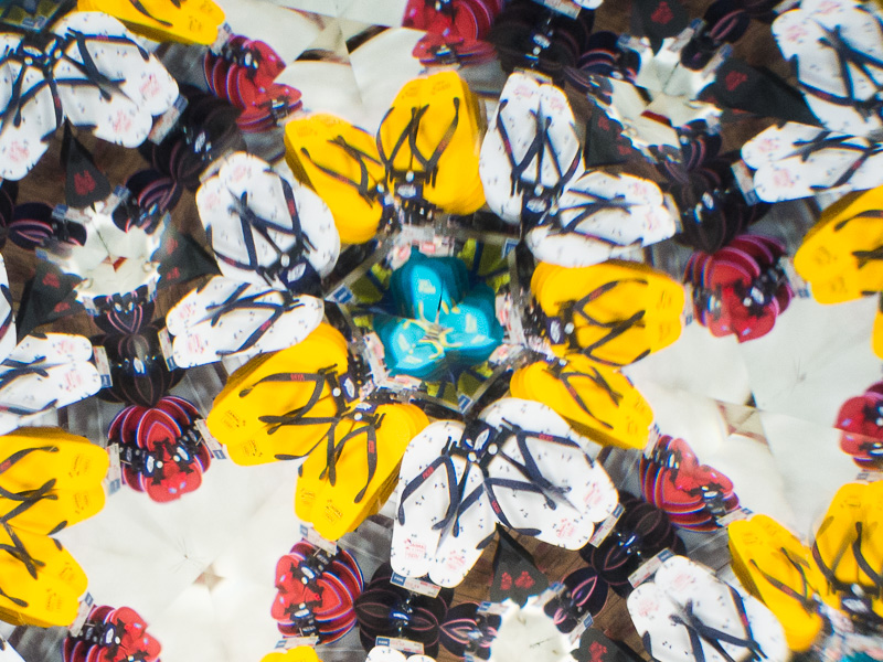 答え：店頭にぶら下がっていたサンダルでした。黒い線のようなのが鼻緒です。オリンパス PEN E-P5、M.ZUIKO DIGITAL 17mm F1.8