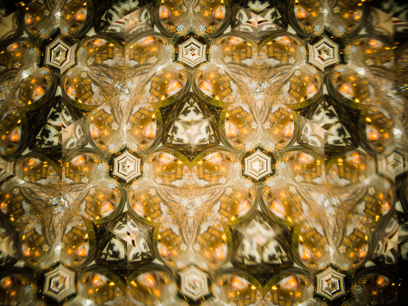 雑貨屋の店先を外から撮影。光って見えるのは店内の照明。こうやって大きなものを撮ることができるのが、テレイドスコープのおもしろいところ。オリンパス PEN E-P5、M.ZUIKO DIGITAL 17mm F1.8