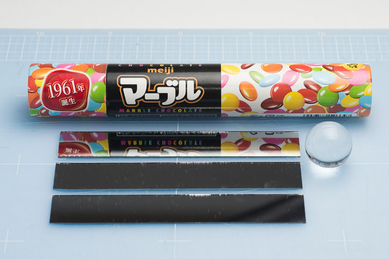 これは大きいサイズのマーブルチョコレート。「マーブルジャンボ」（明治製菓）の空き箱。「アポロジャンボ」の筒でもいい。表面反射鏡は25×154mmのサイズにカットした