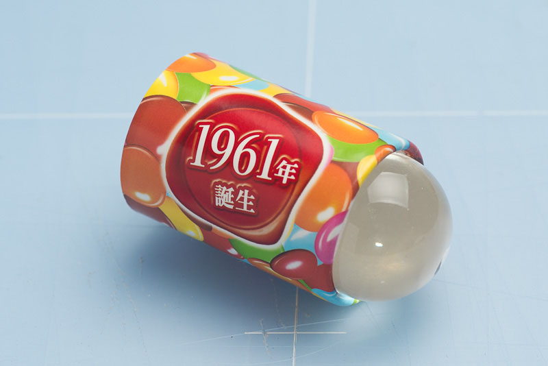 30mmのアクリル球がぴったりはまったので、両面テープで留めた。マーブルチョコレートって私の同い年だったのだな。当時CMをやっていたマーブルちゃんの上原ゆかりと苗字が同じなのでシンパシーを感じていた