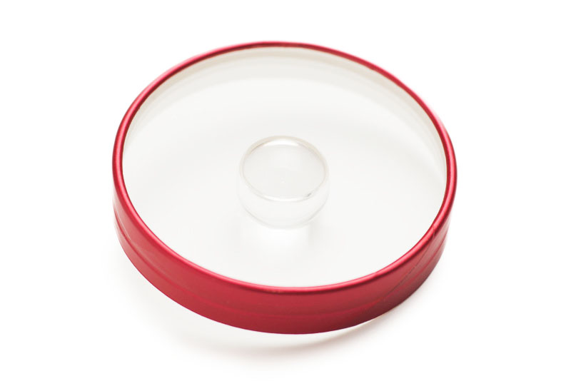 アクリル製の宙玉をチップスターの箱のフタの部分に付けた状態。直径70mmの円型のアクリル板がぴったり入るサイズ