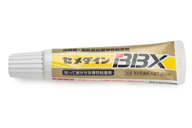 今回使った接着剤は「貼って剥がせる弾性粘着剤 セメダインBBX」という製品。ちょっと粘度が高すぎて使いづらかった。これはもう少しいろんな製品を試してみる必要がある