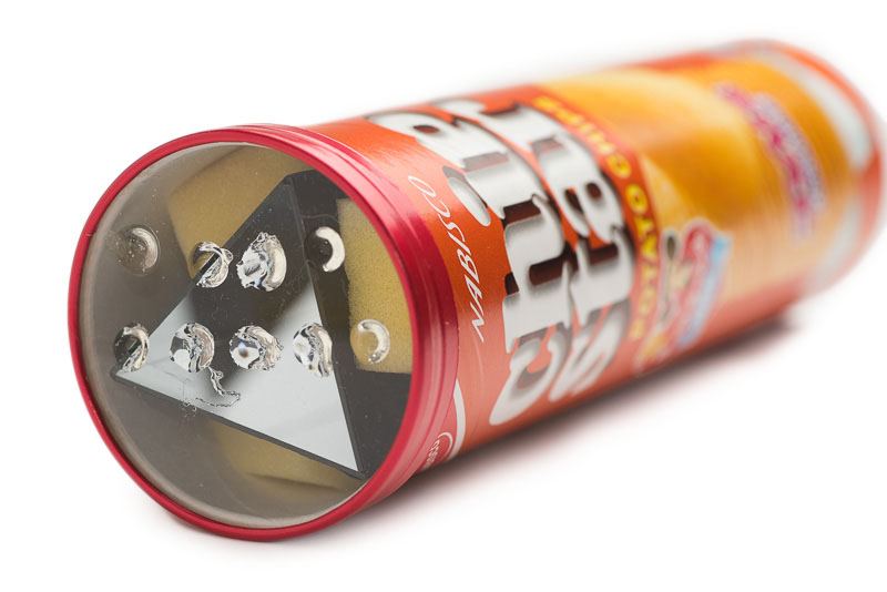 チップスターの空き箱に組み込んだところ。このアクリル板を回転させて、できる模様を見ながら撮影を行う