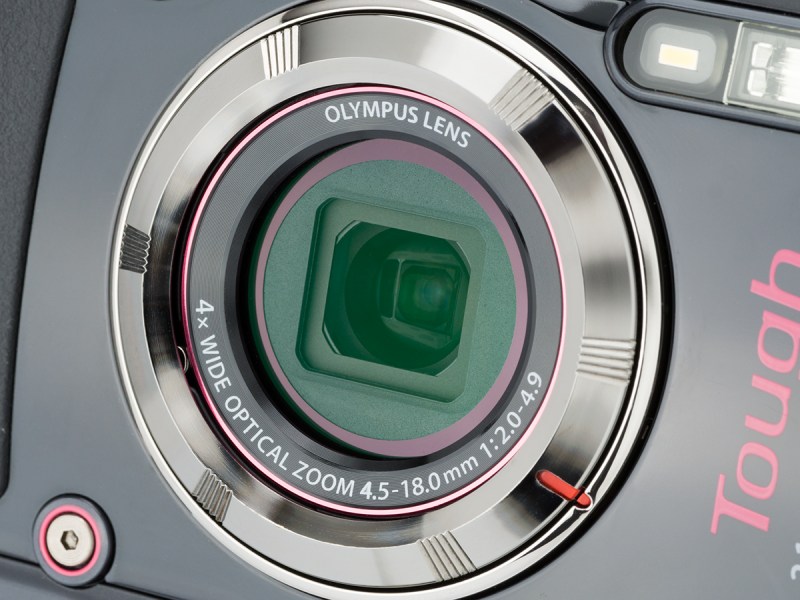 搭載レンズは折り曲げ式の光学4倍ズームで、25-100mm相当。広角好きにはうれしいスペックだ。開放F値は広角側だけ明るめのF2.0-4.9。