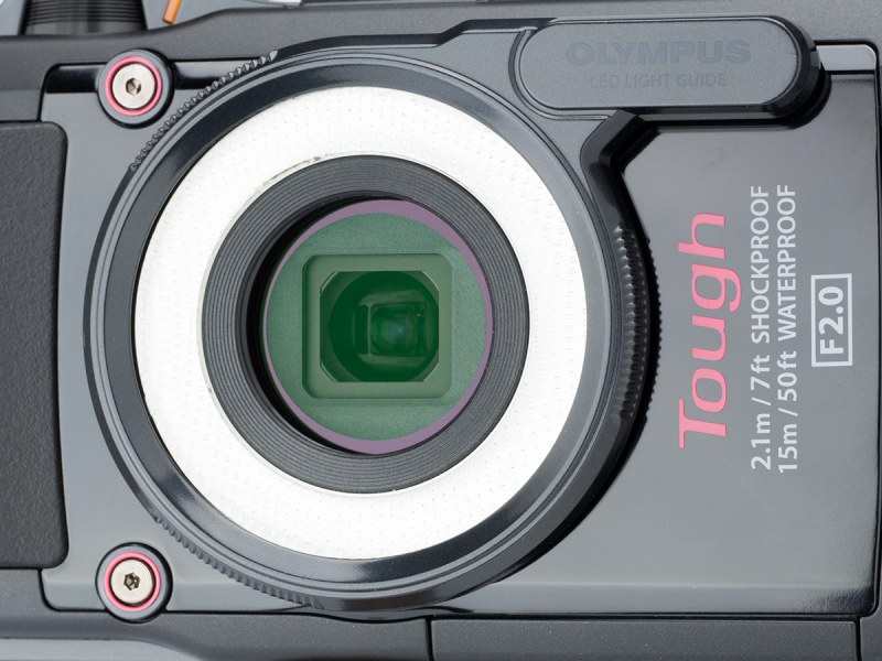 寄れるのはいいが、寄ると画面が真っ暗になる。という不満を解消してくれるのがこちら。LEDライトガイドLG-1（税別価格：6,300円）である。いっしょに買うのをおすすめしたいアイテムだ。