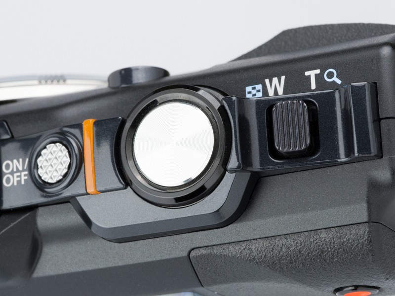 上面の操作部。左から電源ボタン、シャッターボタン、ズームレバー。