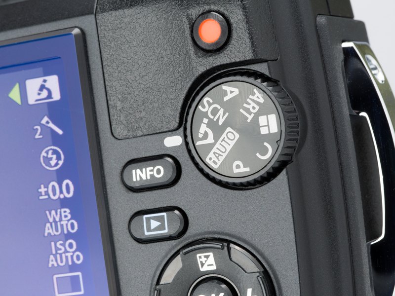 背面の操作部の上側。モードダイヤルの顕微鏡マークのポジションが顕微鏡モード。プログラムオートや絞り優先オートも使える。