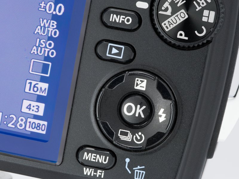 背面の操作部の下側。十字キーの左キーは撮影モードやピクチャーモードの変更に使用する。MENUボタンを長押しするとWi-Fi接続が可能。