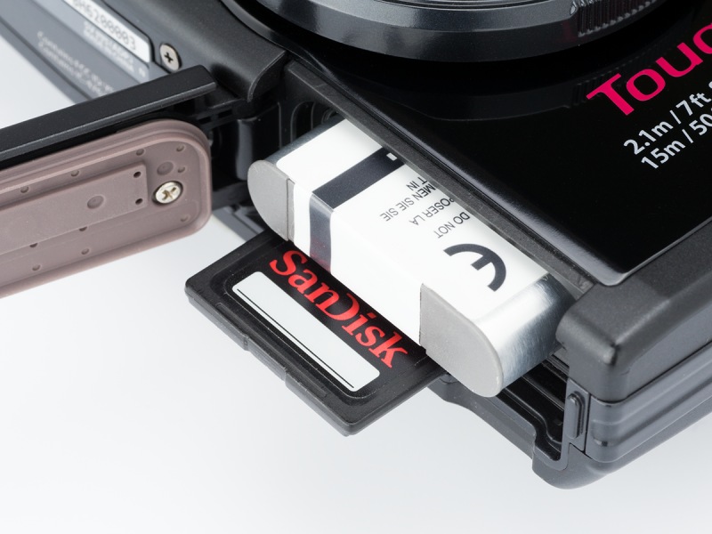 電源はリチウムイオン電池LI-92B。薄型ながら容量は1,350mAh。記録メディアは内蔵メモリーとSDXC/SDHC/SDメモリーカード。