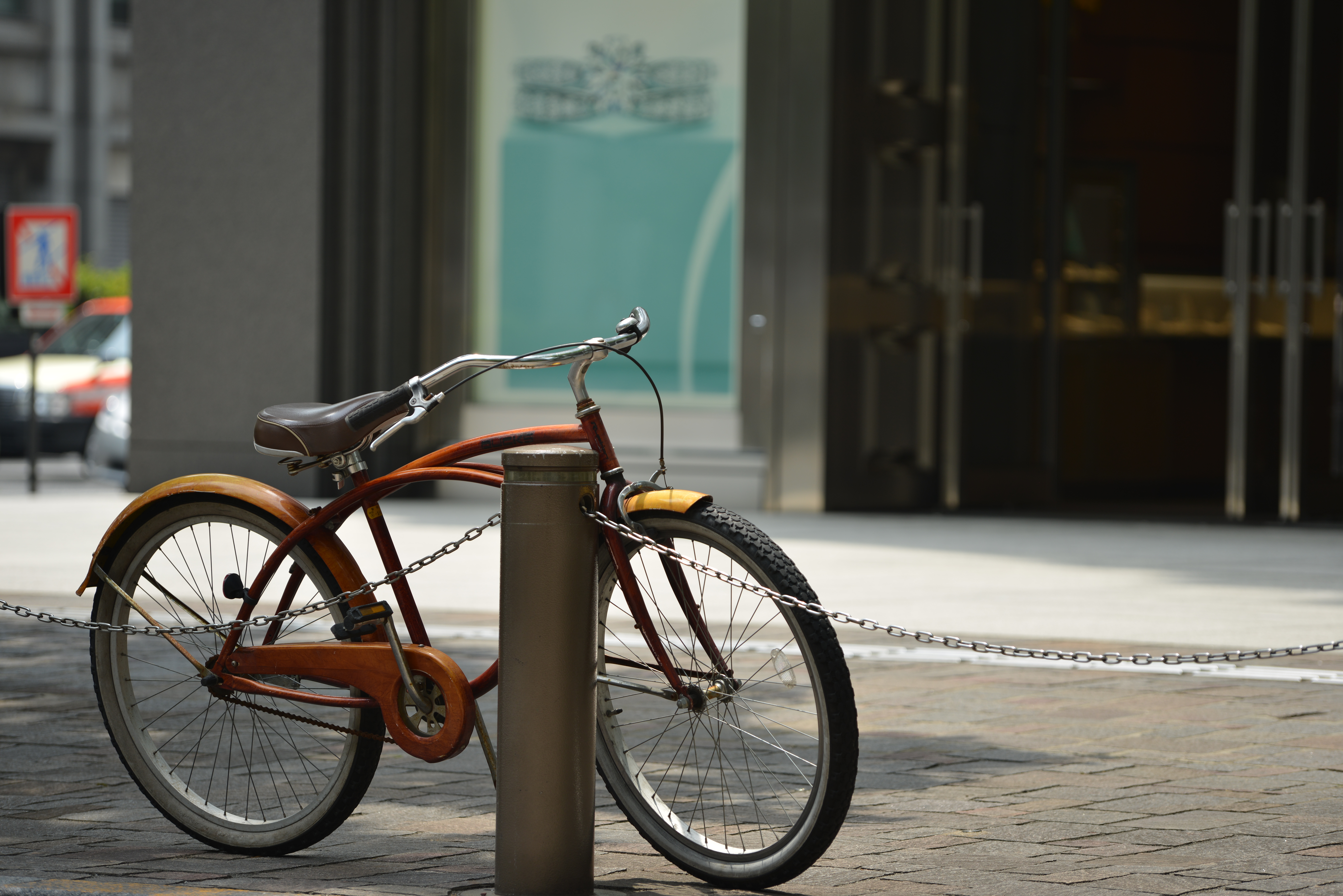 こちらも開放絞りf4での撮影。ピントの合った部分のキレがよく、立体感のある描写だ。背景のボケも素直。画面中央から外れたところに被写体を置いているが、像の流れや色の滲みなど見受けられず、均一性の高い描写特性である。D800 / 1/400秒 / F4 / 0EV / ISO100 / 170mm