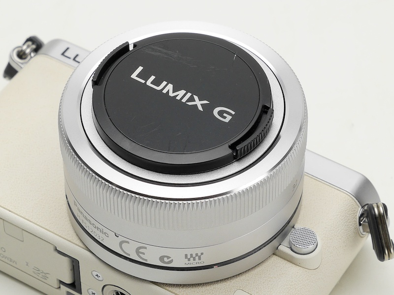 LUMIX G VARIO 12-32mm/F3.5-5.6のレンズキャップ。コンパクトデジカメ感覚でGMを使うと、着脱が面倒に思えるのです。