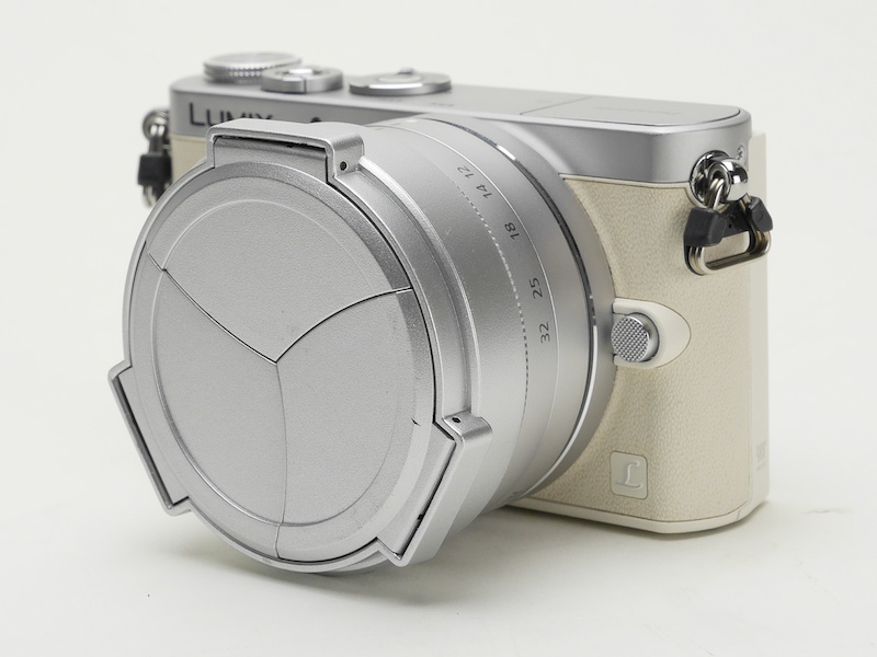 繰り出すだけで羽根が開き、そのまま撮影できます。これは便利。色もレンズ鏡筒とぴったり。