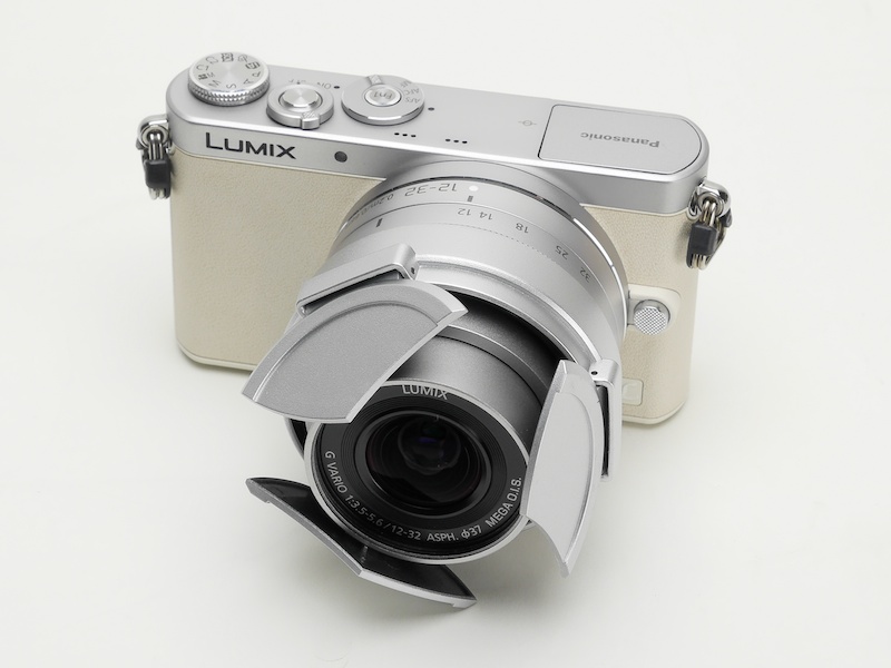 繰り出すだけで羽根が開き、そのまま撮影できます。これは便利。色もレンズ鏡筒とぴったり。