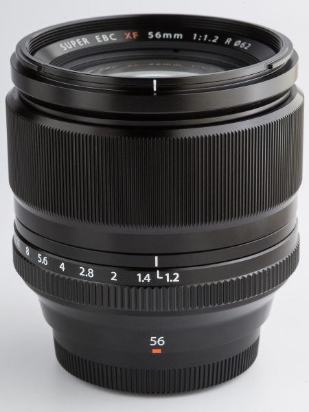 全長は69.7mm、重量は405gだ。35mmフルサイズ判の同クラスのレンズよりは小ぶりだ