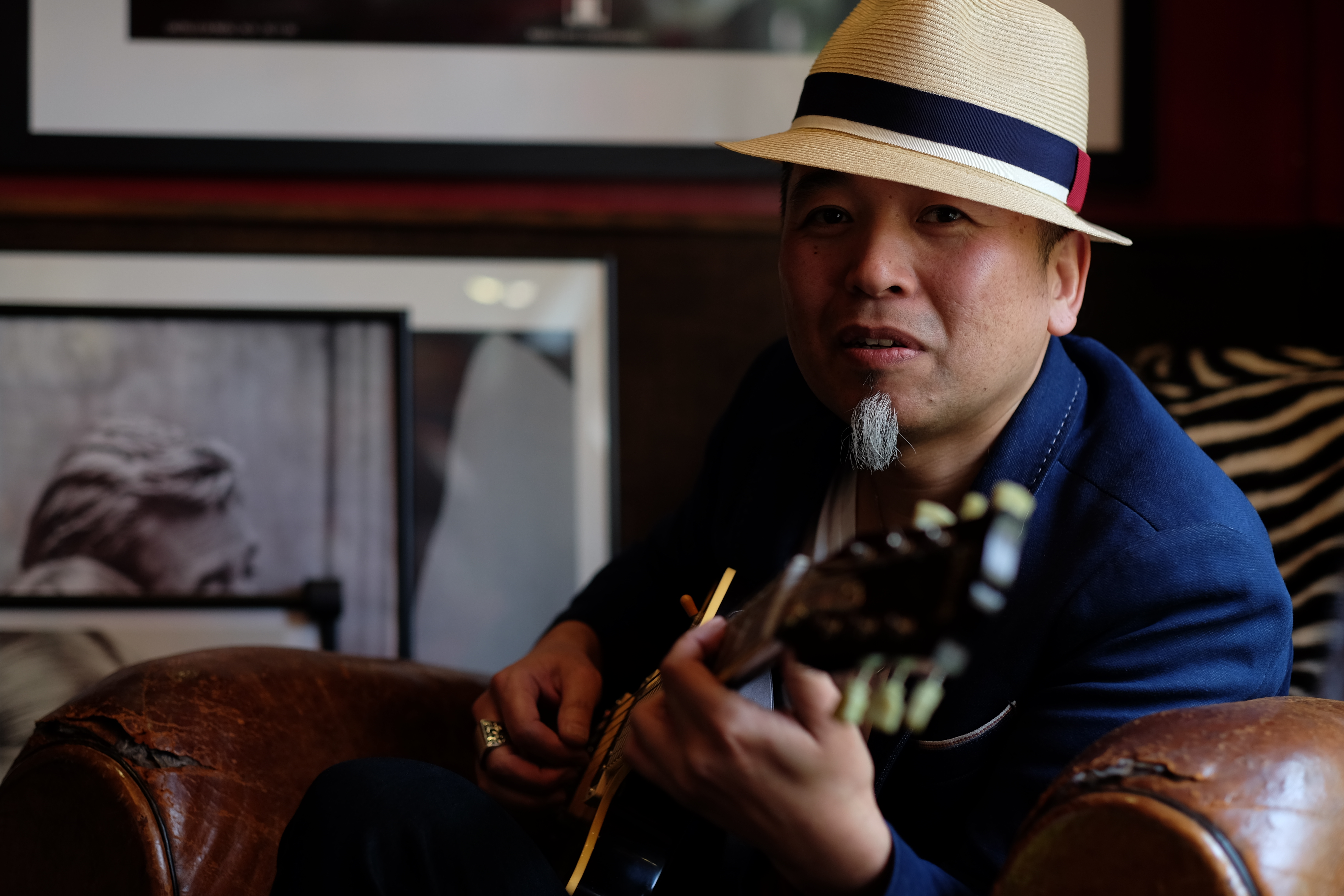 開放近辺からコントラストが強く、男性ポートレートも違和感がない。X-T1 / 1/120秒 / F1.8 / -1.33EV / ISO200 / 56mm