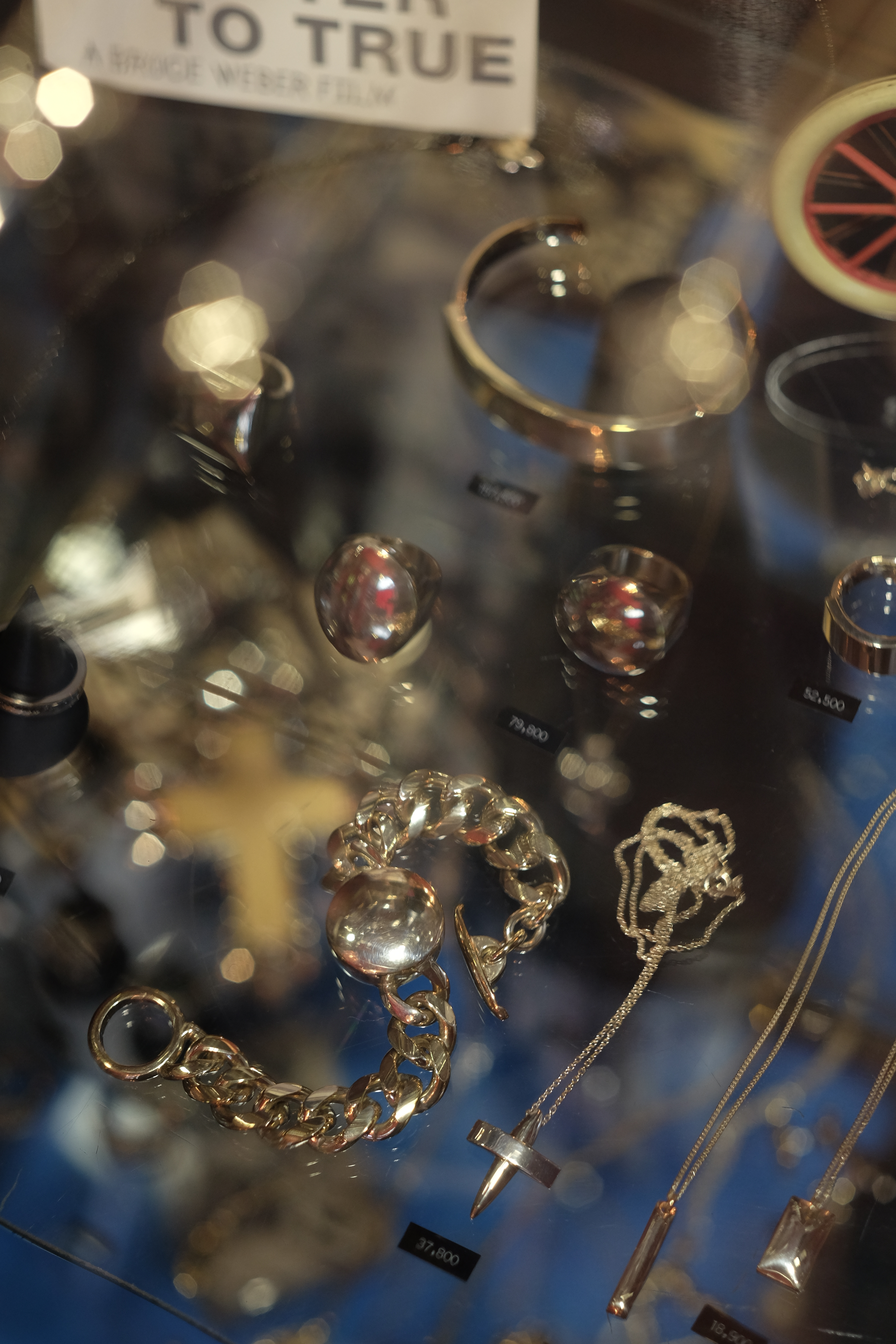 F2.8での玉ボケは真円ではないものの、形の整った7角形だ。X-T1 / 1/80秒 / F2.8 / -0.67EV / ISO640 / 56mm