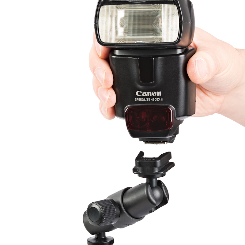 先端にストロボやLEDライトを装着して使用する