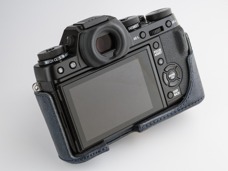 同社のケースとしてはめずらしく、背面はオープンタイプだ。液晶チルトに対応する