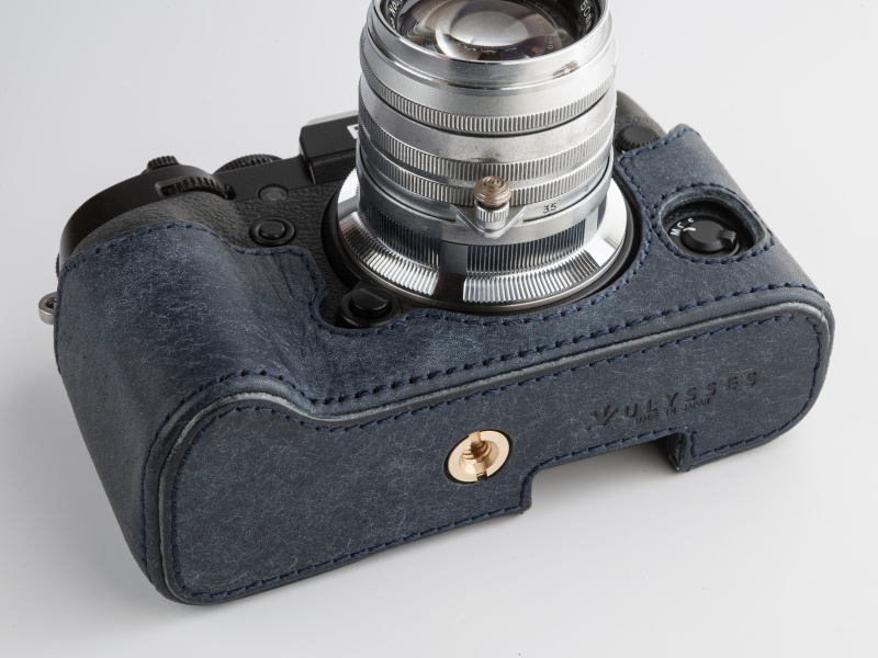 底面から見ると、液晶チルト用のえぐりがよくわかる。固定は三脚穴にネジ止めする