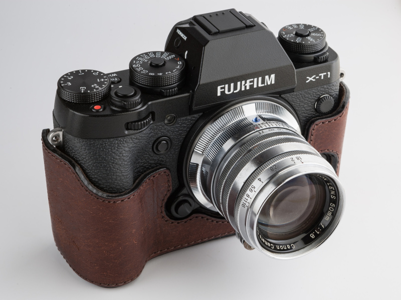 カラーバリエーションは写真のチョコレートの他、ネイビー、ブラックをラインアップする