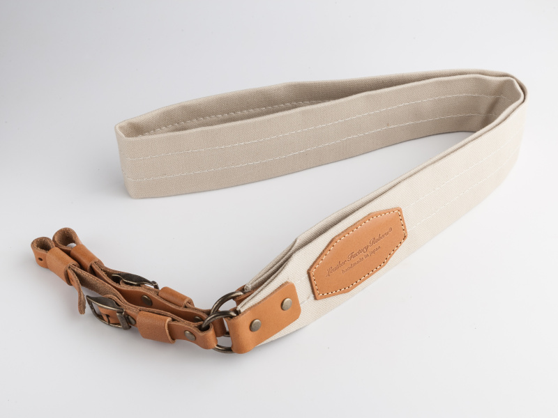 ロベルの帆布ストラップは8,100円。全長110cmで斜め掛けにも対応する