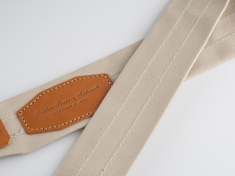 ストラップの一端に、ブランドロゴの入ったレザーパッチが貼ってある