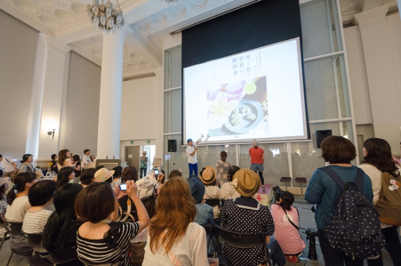 外からは一見広くなさそうに見えた会場でしたが、中は天井の高いホールになっています。開会式はすでに大勢の来場者たちの熱気に包まれていました。