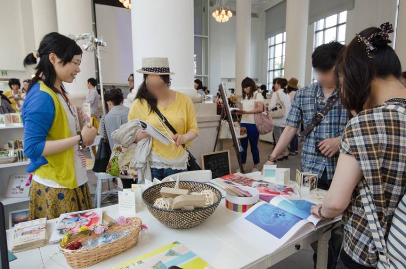 デザインも製本も自由に選べるMy BOOK。スタッフが商品の説明してくれます。