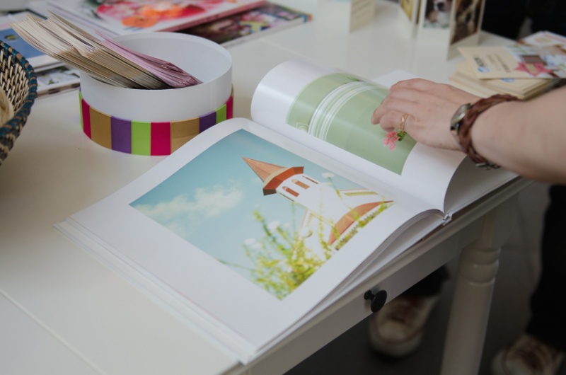 皆さん、本当に写真が好きなのですね。1ページずつじっくり写真を堪能している方も見られました。