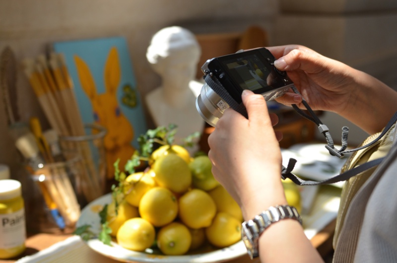 思わずカメラを向けたくなるさまざまな小物。芸術家のアトリエをイメージしたスタイリングだそうです。