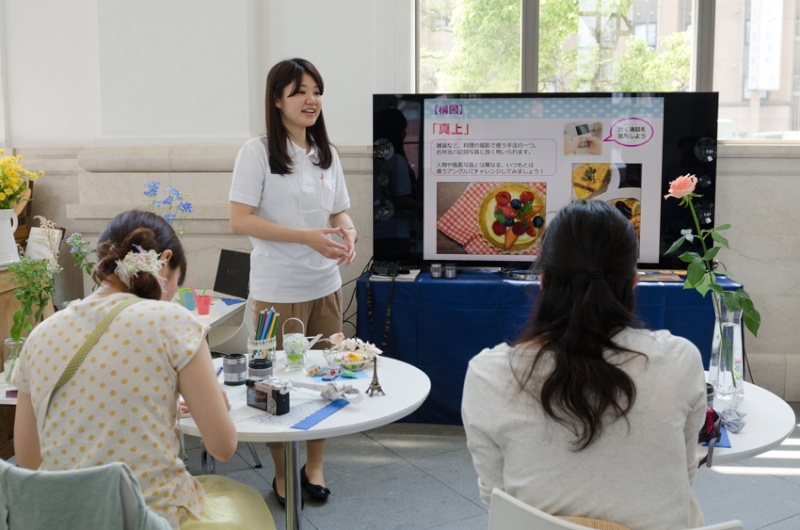 大画面テレビを使っての説明。惜しくも参加できなかった来場者たちはまわりで見学していました。