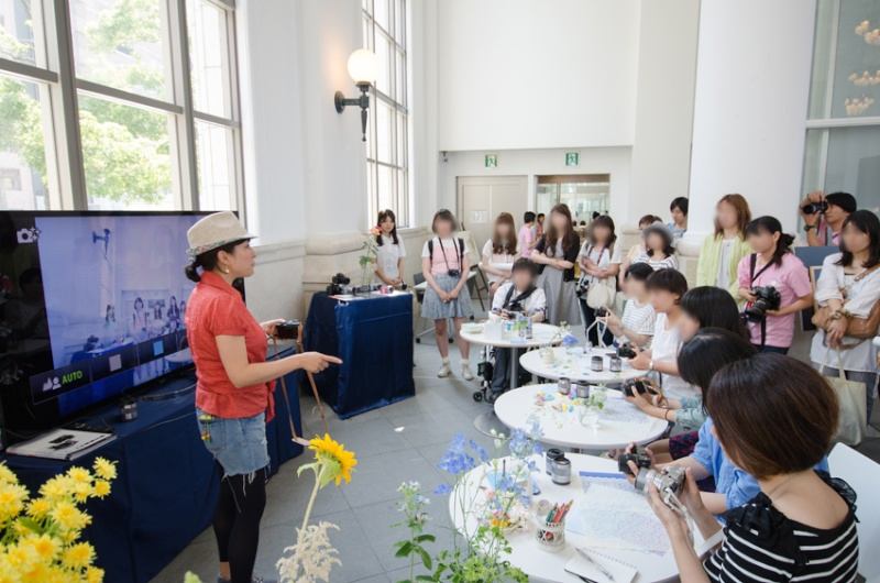 山本まりこ先生のレッスン。自分撮りや顔認識機能の紹介など機種に即した解説で、カメラの良さも実感できます。