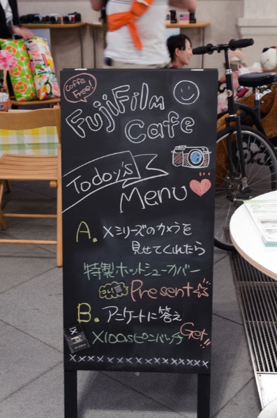 FujiFilm Cafeと称したブースでは、サービス精神あふれるおもてなしを提供していました。