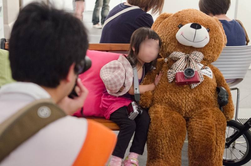 ベンチに腰掛けたクマくんと一緒に記念撮影。子連れパパの姿を見ることも少なくなかったです。