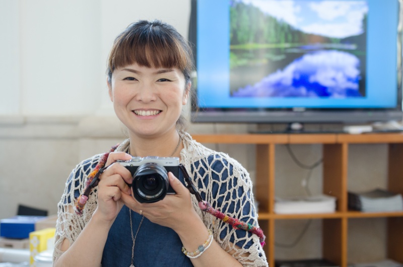 富士フイルムブースできょん♪さんをキャッチ。愛用のX-M1を片手に。ストラップもすてきです。