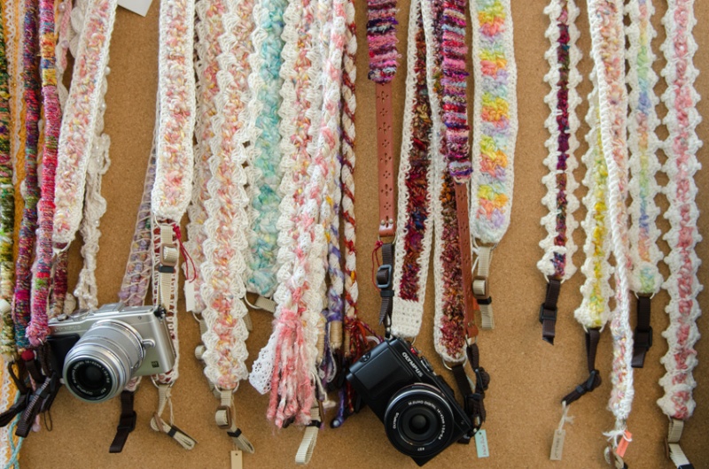 レース調が繊細なストラップですが、耐久性や強度は公的検査機関のテストに合格しているそうです。かわいくて強いヤツです。（工房 絲）