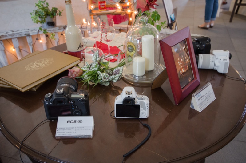 来場の皆さんはミラーレスユーザーが多数派でしたが、いずれは一眼レフ…?　レンズまで白いEOS Kiss X7ホワイトにもご注目。