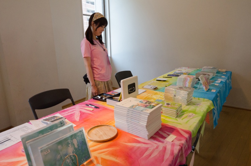 物販コーナー。キャメラびと3人の著書やポストカードなどを販売中。